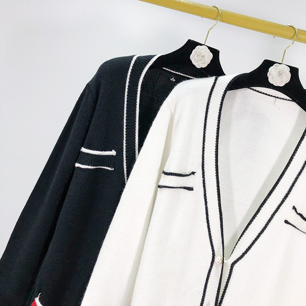 Hosszú kötött kardigán mély nyakkivágással, zsebekkel és gombokkal - fehér és fekete gyöngyök