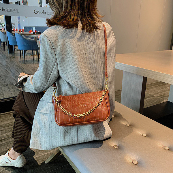 Lezser női bőrtáska két füllel, fekete, barna és bézs színben