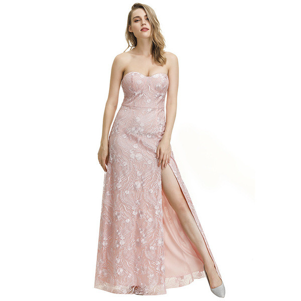 Elegáns női hosszú ruha mély nyakkivágással és rózsaszín csipkével