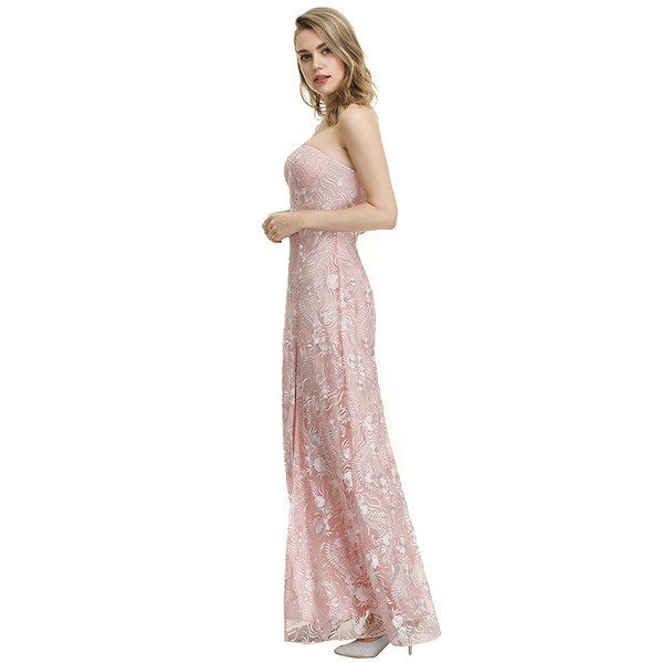 Elegáns női hosszú ruha mély nyakkivágással és rózsaszín csipkével