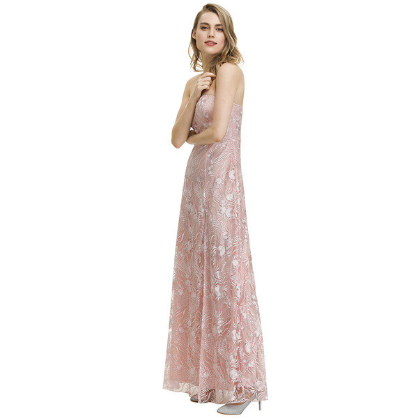Elegáns női hosszú ruha mély nyakkivágással és rózsaszín csipkével