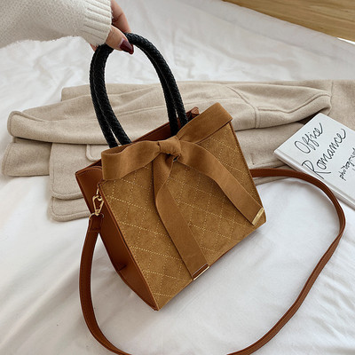 Modern női táska barna, bordó, fekete és zöld szalaggal