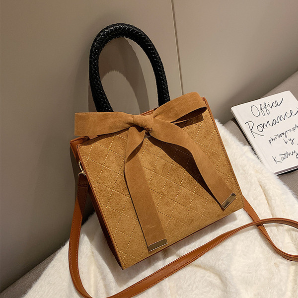 Modern női táska barna, bordó, fekete és zöld szalaggal