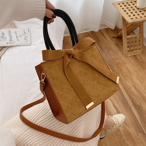 Modern női táska barna, bordó, fekete és zöld szalaggal