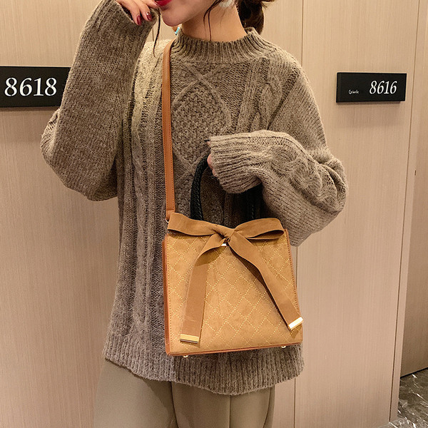 Modern női táska barna, bordó, fekete és zöld szalaggal