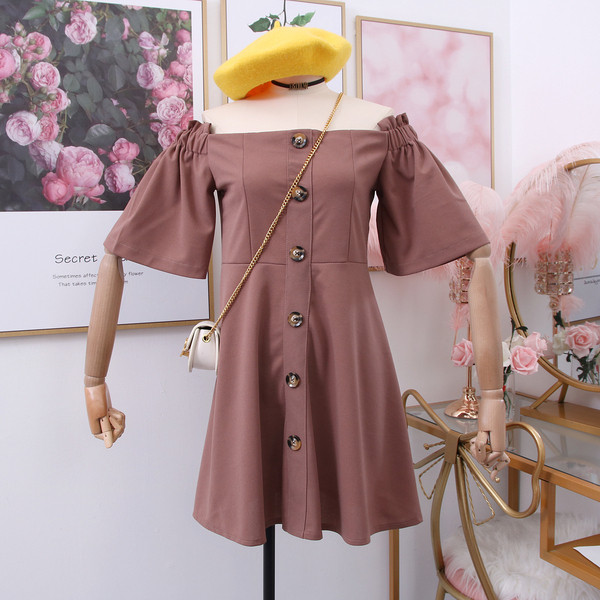 Modern női ruha csupasz váll és gombokkal több színben