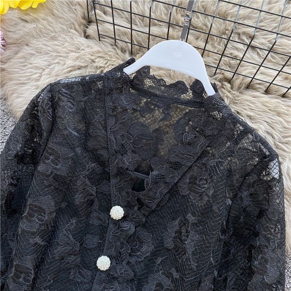 Modern női csipke ing gombokkal és spitz nyakkivágással fekete-fehér színben