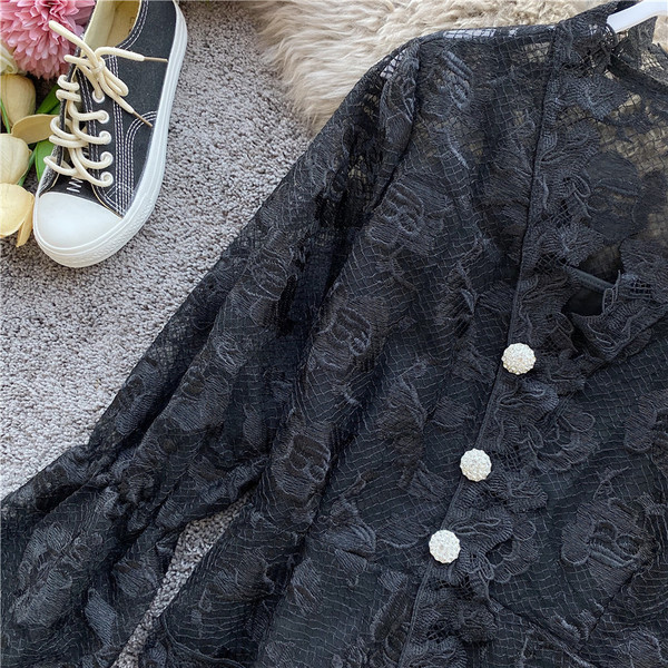 Modern női csipke ing gombokkal és spitz nyakkivágással fekete-fehér színben