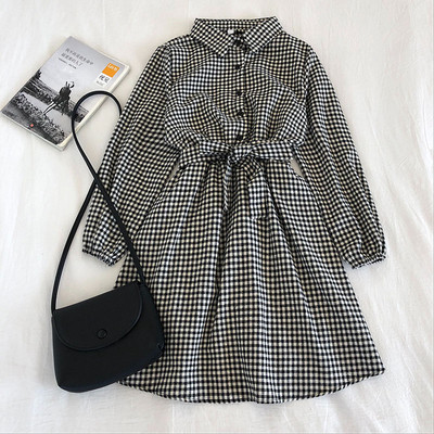 Retro stílusú kockás női ruha klasszikus gallérral és övvel