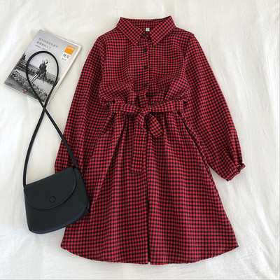 Retro stílusú kockás női ruha klasszikus gallérral és övvel