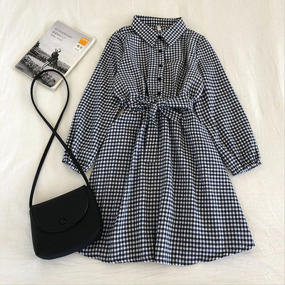 Retro stílusú kockás női ruha klasszikus gallérral és övvel