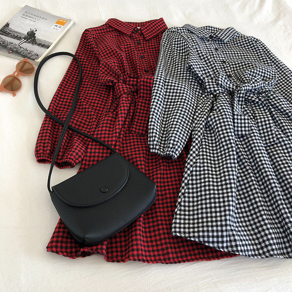 Retro stílusú kockás női ruha klasszikus gallérral és övvel