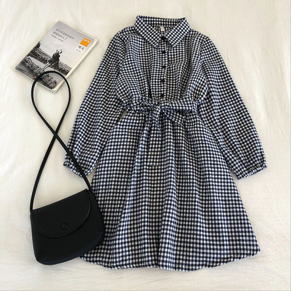 Retro stílusú kockás női ruha klasszikus gallérral és övvel