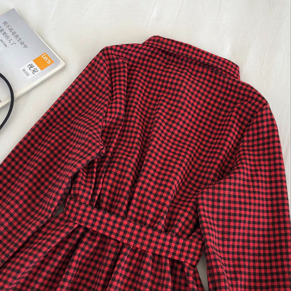 Retro stílusú kockás női ruha klasszikus gallérral és övvel