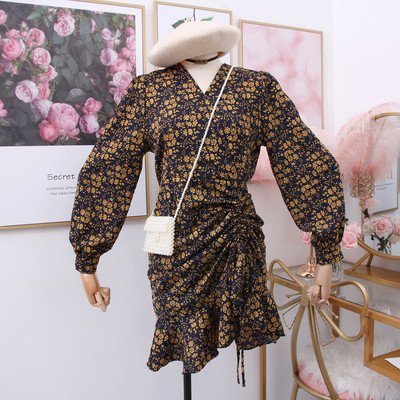 Új modell női ruha virágos motívumokkal, spitz nyakkivágással rózsaszín, barna és kék színekben