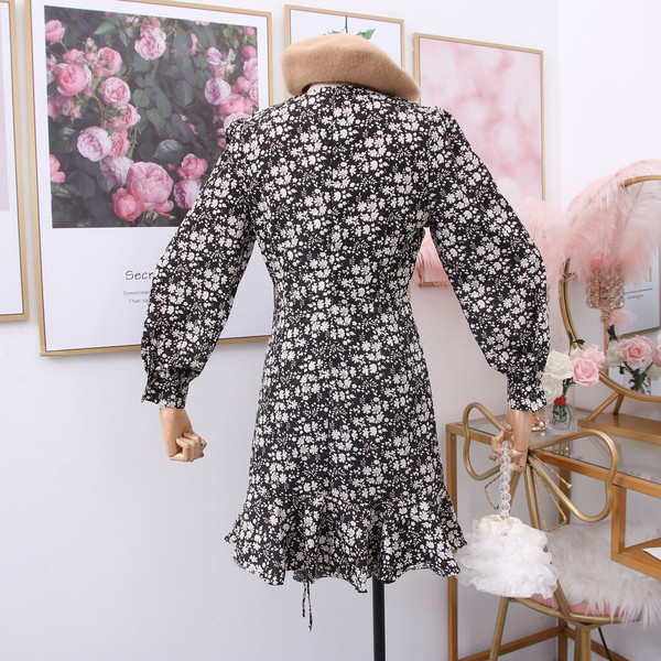 Új modell női ruha virágos motívumokkal, spitz nyakkivágással rózsaszín, barna és kék színekben