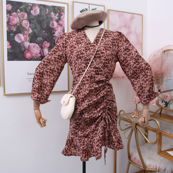 Új modell női ruha virágos motívumokkal, spitz nyakkivágással rózsaszín, barna és kék színekben