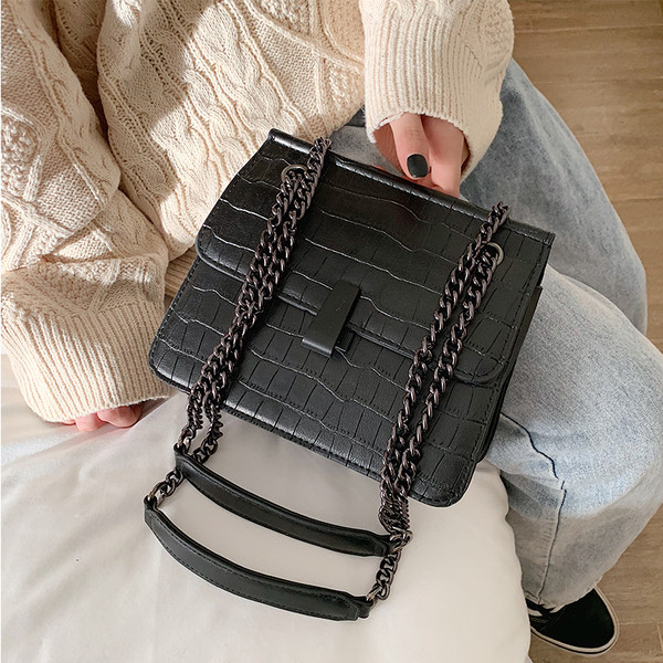 Öko bőrből készült női táska hosszú fémlánccal, fekete, barna, narancs és kék színekben