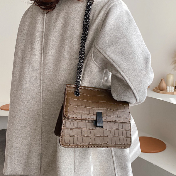 Öko bőrből készült női táska hosszú fémlánccal, fekete, barna, narancs és kék színekben