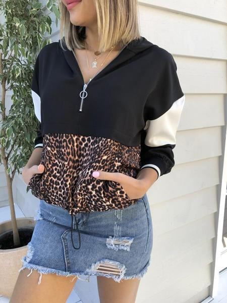 Modern női pulóver kapucnival és állatmintával fekete színben