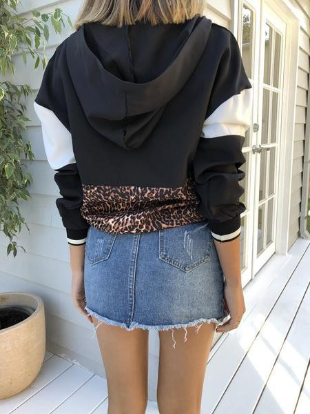 Modern női pulóver kapucnival és állatmintával fekete színben