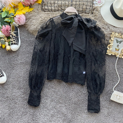 Modern női blúz hímzéssel és csipkeujjakkal fehér és fekete színben