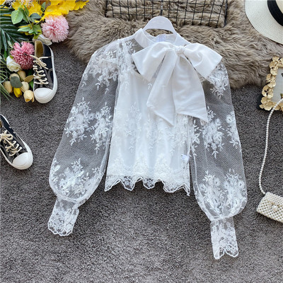 Modern női blúz hímzéssel és csipkeujjakkal fehér és fekete színben