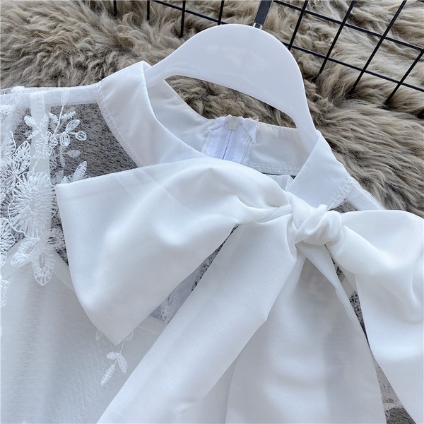 Modern női blúz hímzéssel és csipkeujjakkal fehér és fekete színben