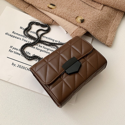 Eko bőrből készült stílusos női táska fém csattal és fém lánccal