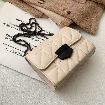 Eko bőrből készült stílusos női táska fém csattal és fém lánccal