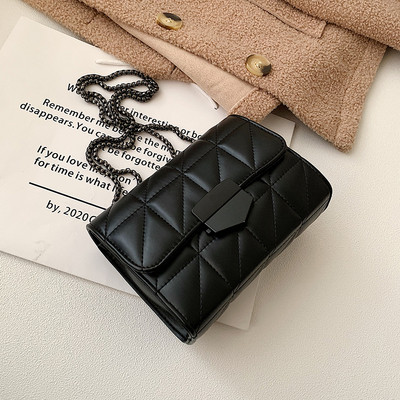 Eko bőrből készült stílusos női táska fém csattal és fém lánccal