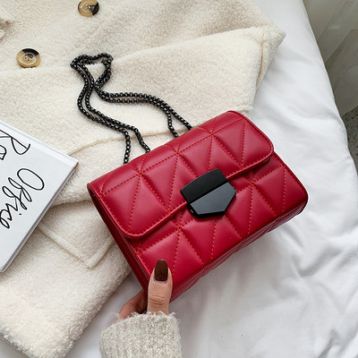 Eko bőrből készült stílusos női táska fém csattal és fém lánccal