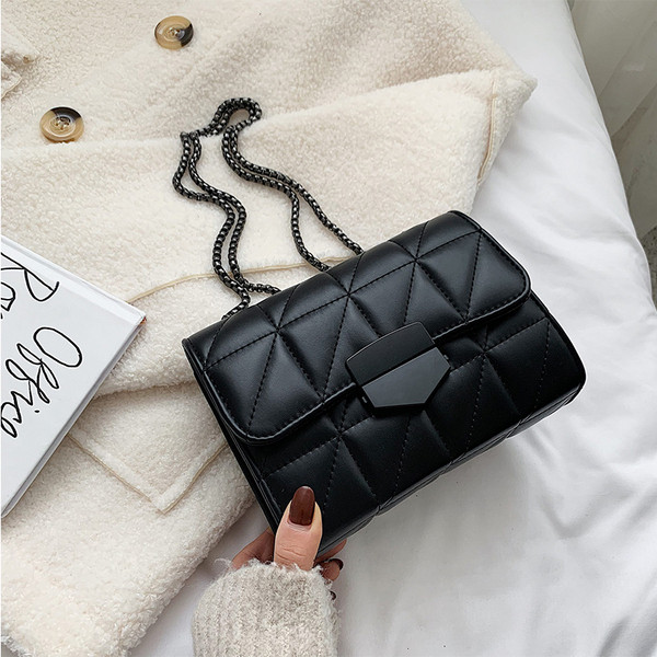 Eko bőrből készült stílusos női táska fém csattal és fém lánccal