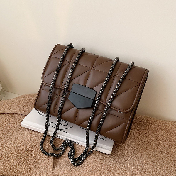 Eko bőrből készült stílusos női táska fém csattal és fém lánccal