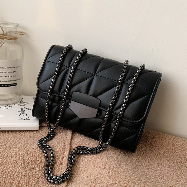 Eko bőrből készült stílusos női táska fém csattal és fém lánccal