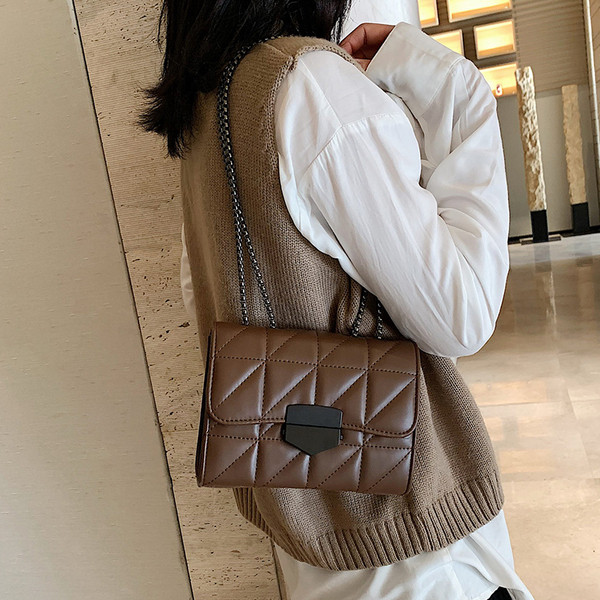 Eko bőrből készült stílusos női táska fém csattal és fém lánccal