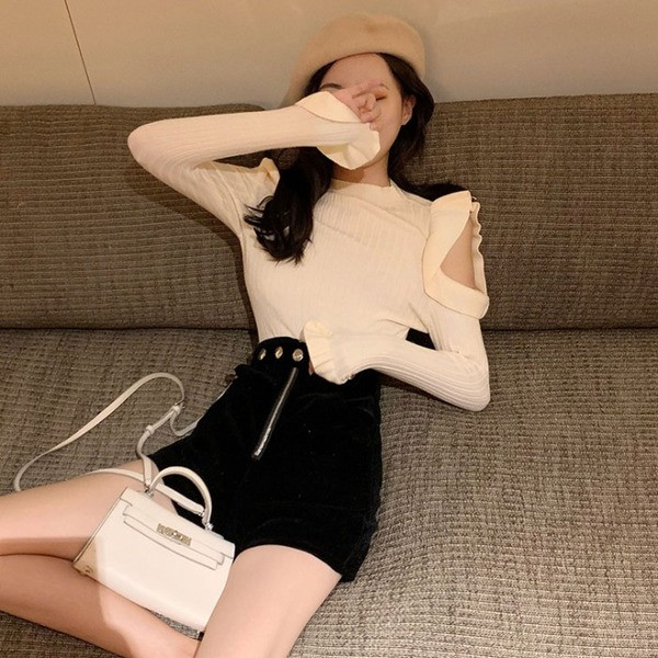 Testreszabott női blúz bézs színű fürtökkel és csupasz vállakkal