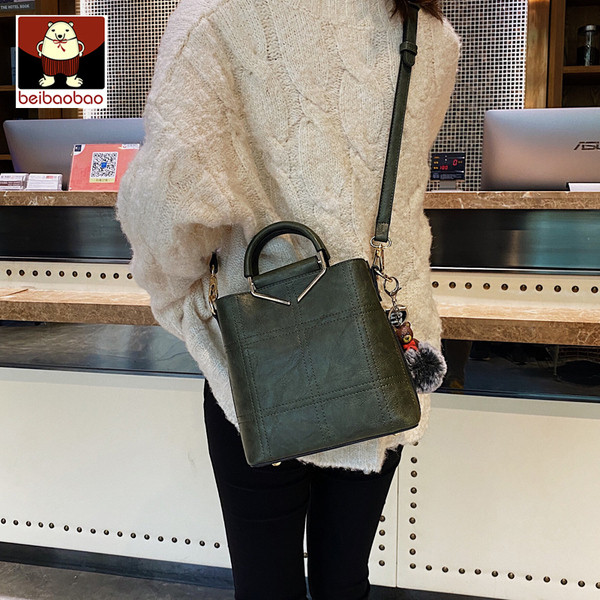 Modern női táska két füllel öko bőrből - retro stílusban többféle színben