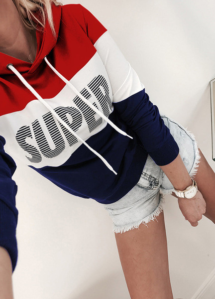 Hétköznapi női pulóver kapucnival és kék színű nyakkendővel