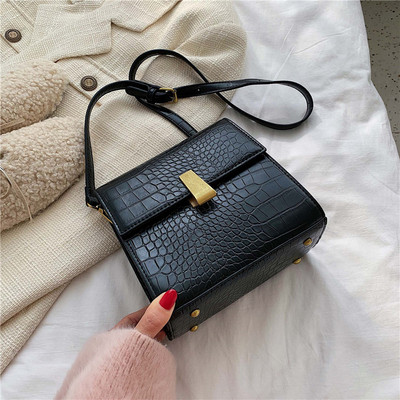 Női táska új modell hosszú füllel eko bőrből fekete, barna és piros színben