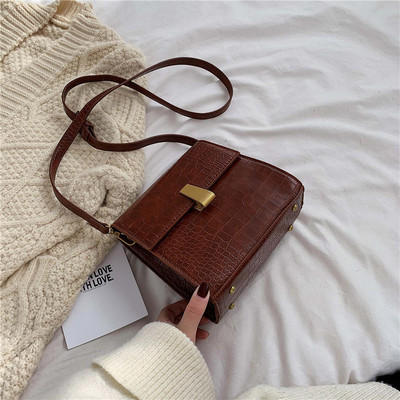 Női táska új modell hosszú füllel eko bőrből fekete, barna és piros színben