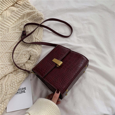 Női táska új modell hosszú füllel eko bőrből fekete, barna és piros színben