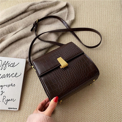 Női táska új modell hosszú füllel eko bőrből fekete, barna és piros színben