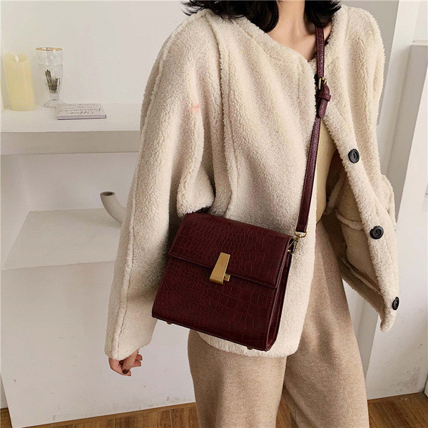 Női táska új modell hosszú füllel eko bőrből fekete, barna és piros színben