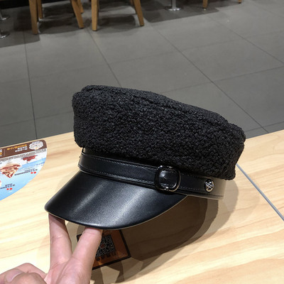 Modern női sapka típusú sapka csattal és bőr ellenzővel