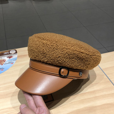 Modern női sapka típusú sapka csattal és bőr ellenzővel