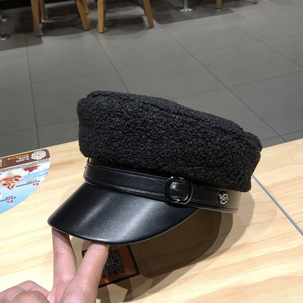 Modern női sapka típusú sapka csattal és bőr ellenzővel