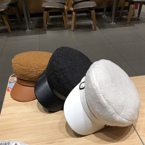 Modern női sapka típusú sapka csattal és bőr ellenzővel