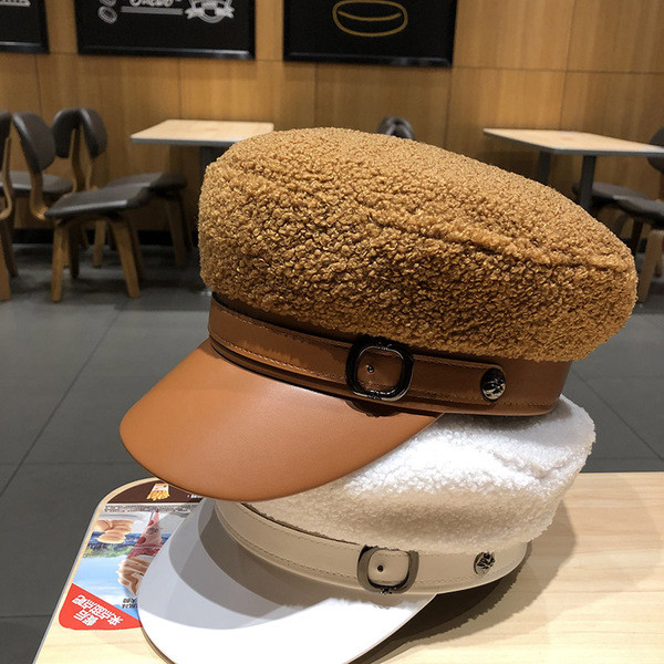 Modern női sapka típusú sapka csattal és bőr ellenzővel