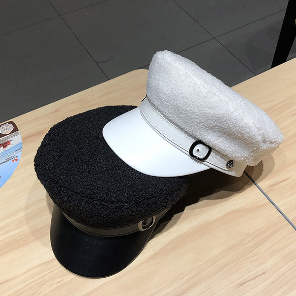 Modern női sapka típusú sapka csattal és bőr ellenzővel